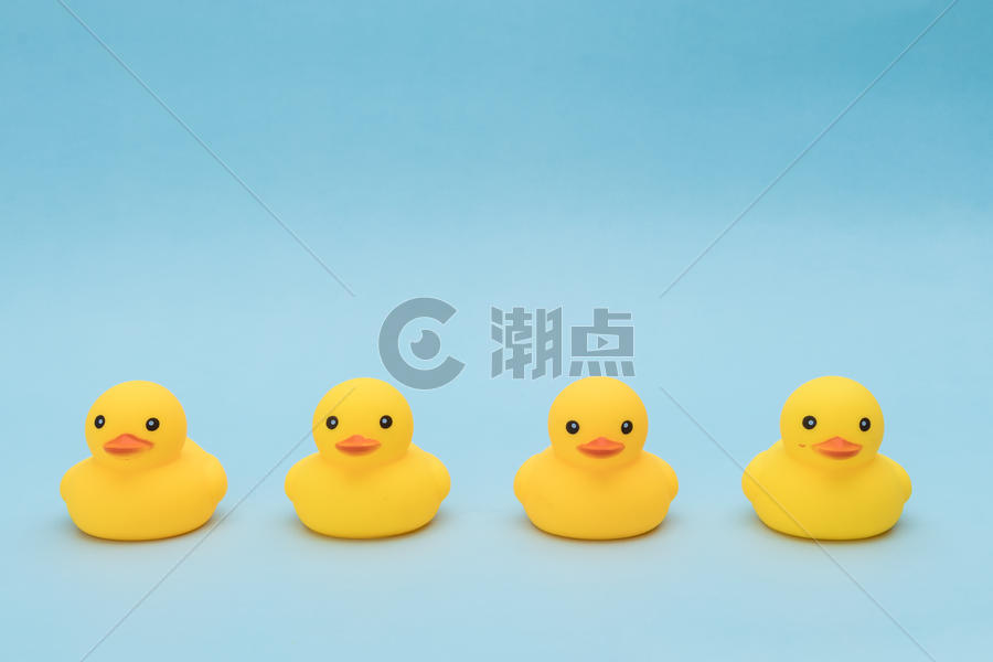 儿童节可爱的小黄鸭图片素材免费下载