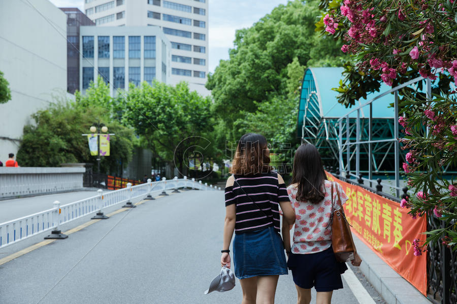 校园路上两个女孩挽手散步图片素材免费下载