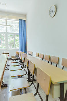 高考倒计时安静的教室桌椅图片素材免费下载