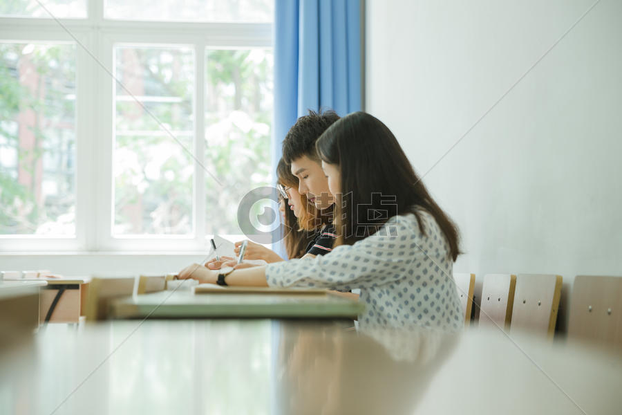 校园教室同学们在写卷子图片素材免费下载