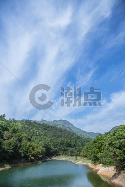 大气水库山脉蓝天白云风景图片素材免费下载