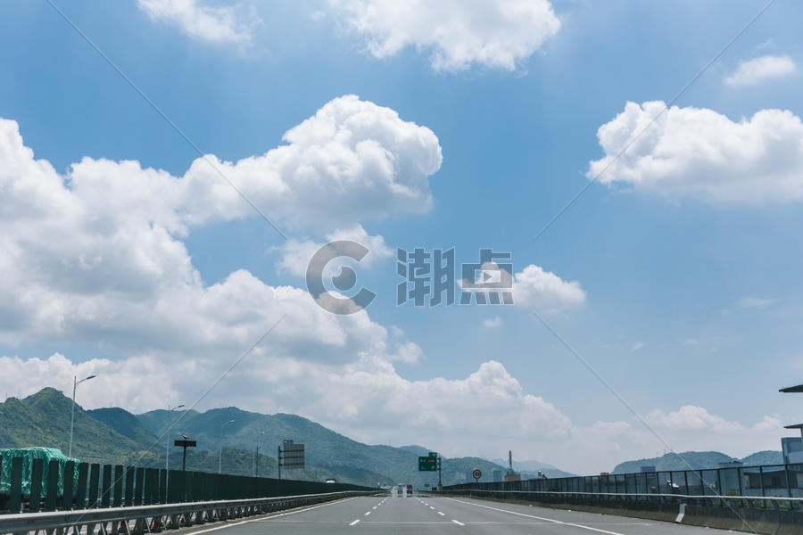 蓝天白云风景空旷公路图片素材免费下载