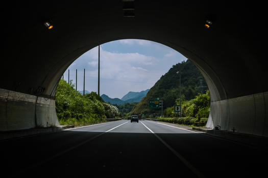 远行出隧道前文艺公路风景图片素材免费下载