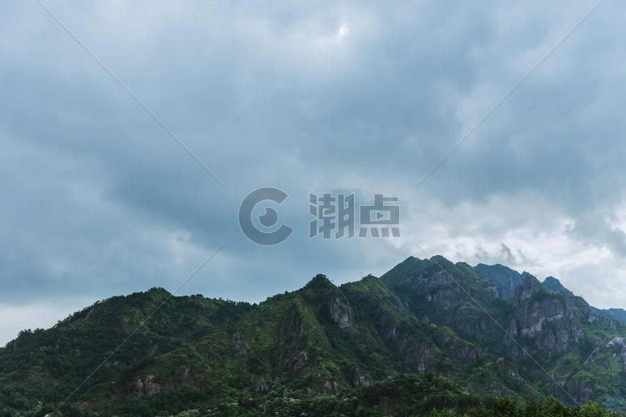 大气多云山峰自然风景图片素材免费下载