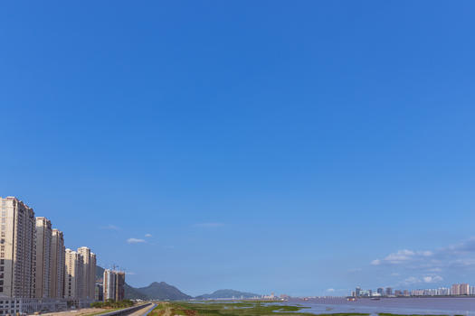 大气蓝天江岸建筑风景图片素材免费下载