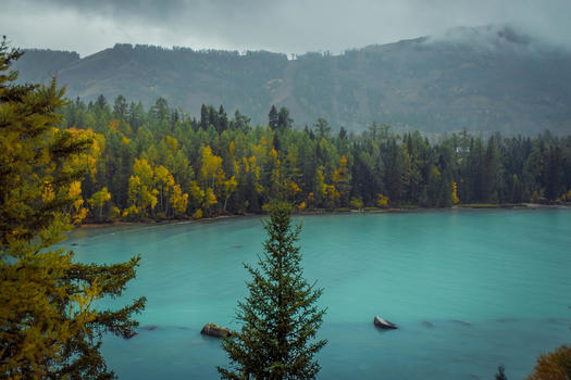 新疆喀纳斯湖雨中的天空图片素材免费下载