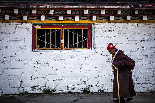 藏族信徒-在信仰中前行图片素材免费下载
