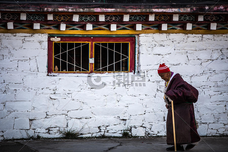 藏族信徒-在信仰中前行图片素材免费下载