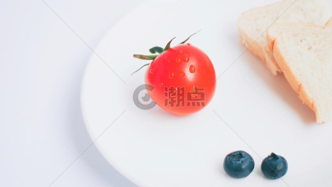 盘子上的小番茄图片素材免费下载