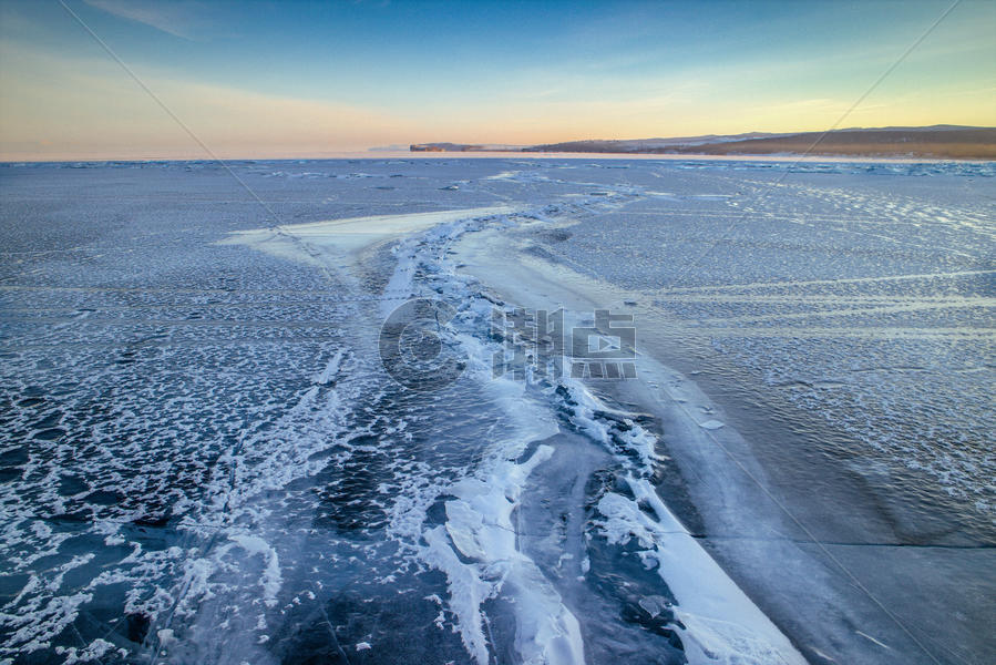 湖面上的冰裂图片素材免费下载