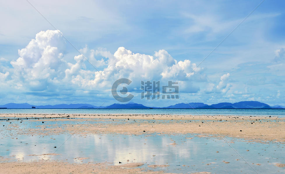 蓝天白云下的海滩图片素材免费下载