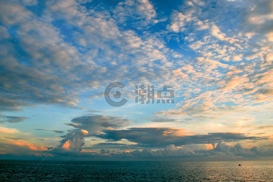大海上空的云图片素材免费下载