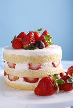 托盘里的奶油草莓裸蛋糕图片素材免费下载