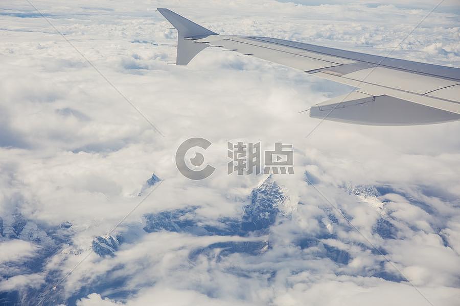飞行在蓝天白云间的客机图片素材免费下载