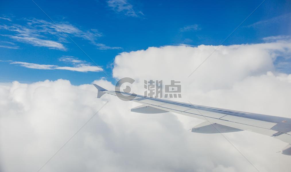 飞行在蓝天白云间的客机图片素材免费下载