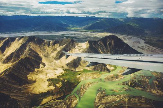民航客机飞跃雅鲁藏布江大峡谷图片素材免费下载