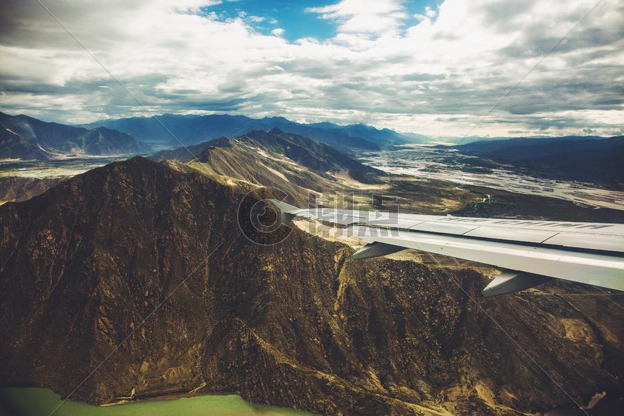 民航客机飞跃雅鲁藏布江大峡谷图片素材免费下载