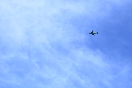 飞过蓝天的客机图片素材免费下载