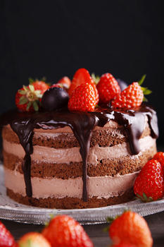 巧克力淋面草莓可可蛋糕图片素材免费下载