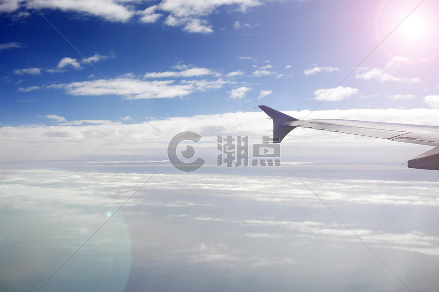 迎着阳光飞行的民航飞机图片素材免费下载