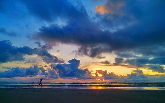 海边奔跑的人图片素材免费下载