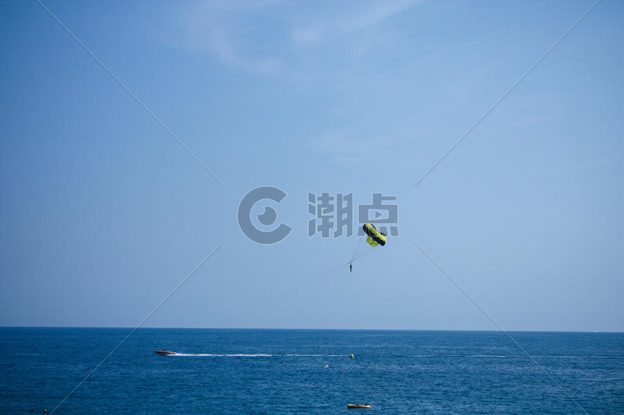 地中海海滨蔚蓝色的夏天和海上降落伞图片素材免费下载
