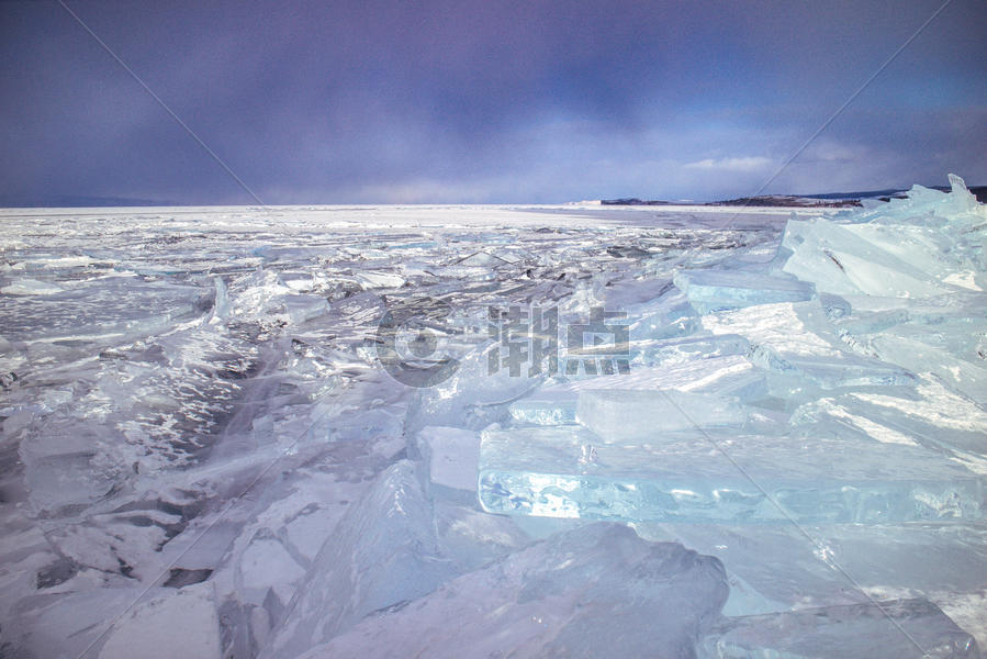 湖面上的蓝色冰块图片素材免费下载