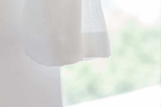 白色的窗帘和窗台图片素材免费下载