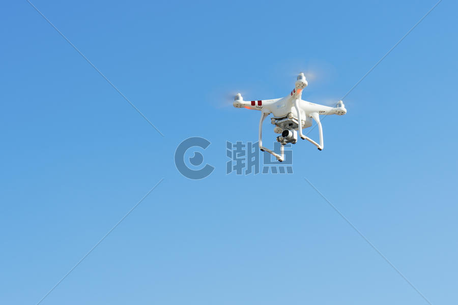 飞行中的无人机图片素材免费下载