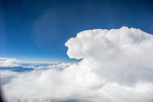 雪白的云朵图片素材免费下载