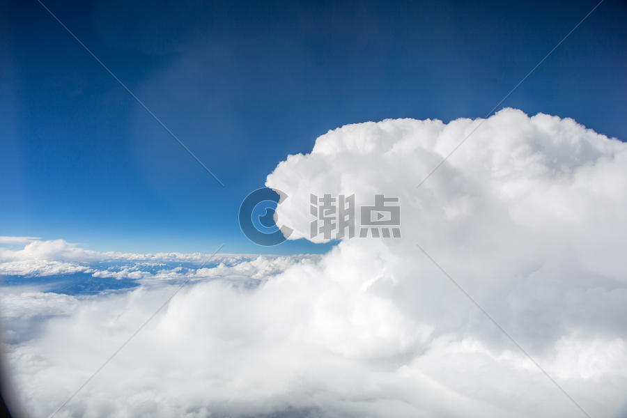 雪白的云朵图片素材免费下载