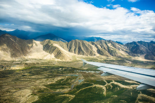低空飞过雅鲁藏布江上空的客机图片素材免费下载
