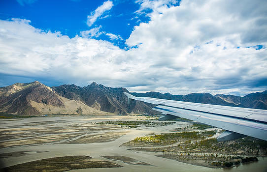 低空飞过雅鲁藏布江上空的客机图片素材免费下载