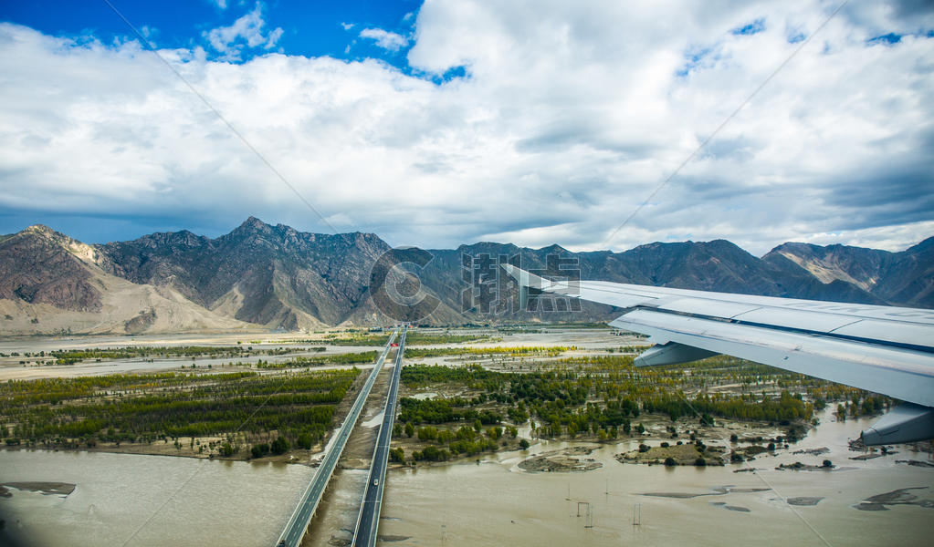 低空飞过雅鲁藏布江上空的客机 图片素材免费下载