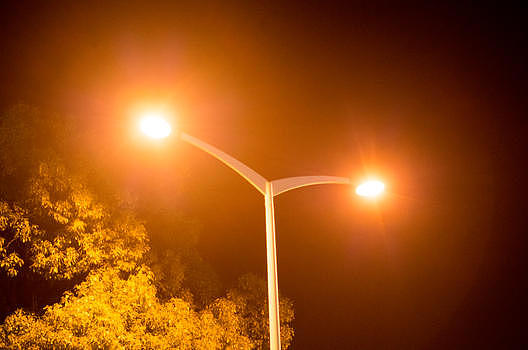 夜晚的暖黄色路灯图片素材免费下载