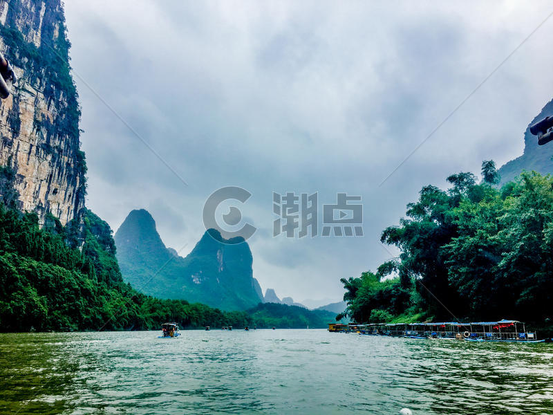 桂林山水甲天下-漓江的山水与天空图片素材免费下载