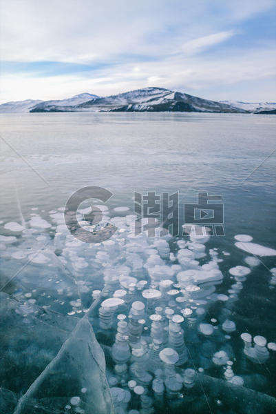 冰面上美丽的气泡图片素材免费下载