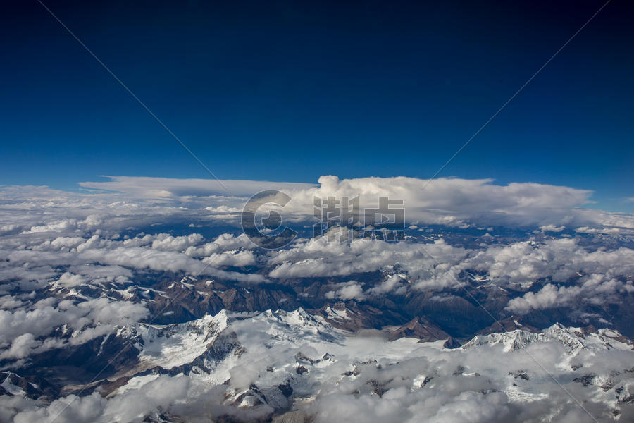 俯瞰连绵的雪山和天空图片素材免费下载