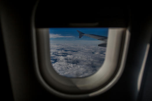 从飞机舷窗看天空图片素材免费下载
