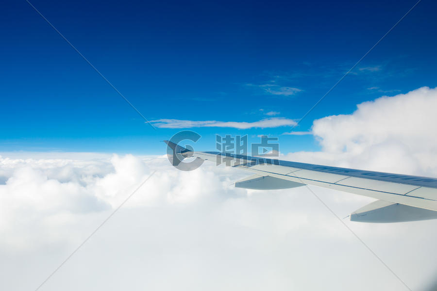 飞行在云端图片素材免费下载