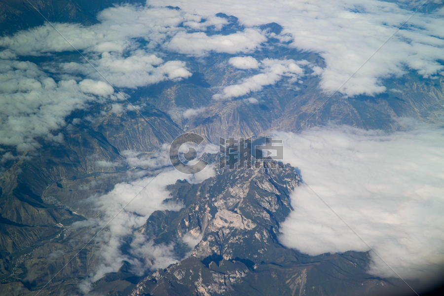 俯瞰连绵的雪山和天空图片素材免费下载