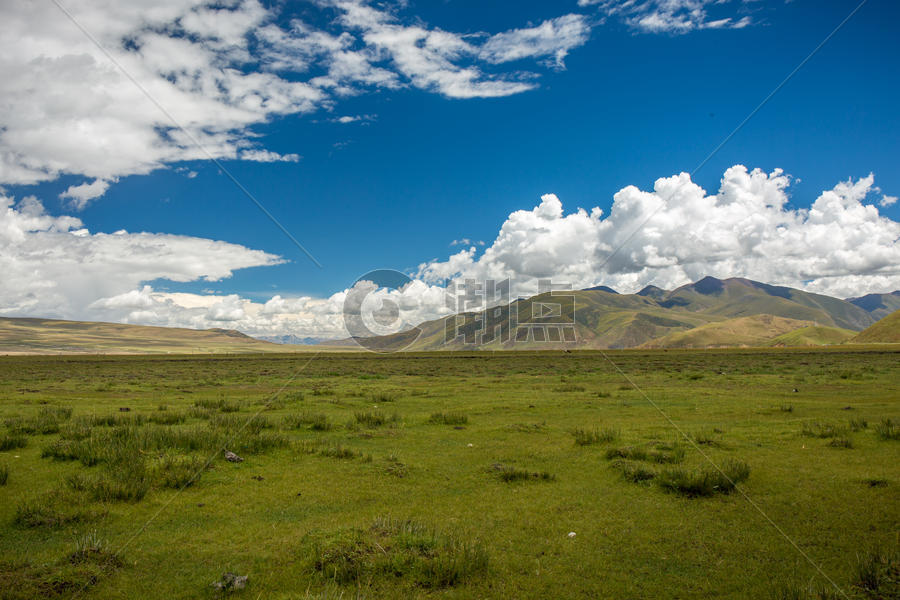 西藏草原的蓝天白云图片素材免费下载