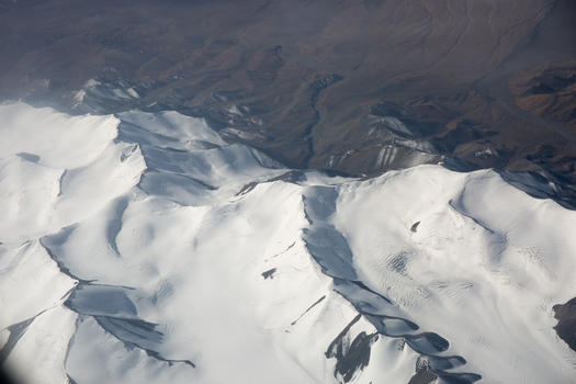蓝天下连绵的雪山图片素材免费下载