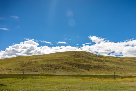 蓝天白云下的草原山峦图片素材免费下载