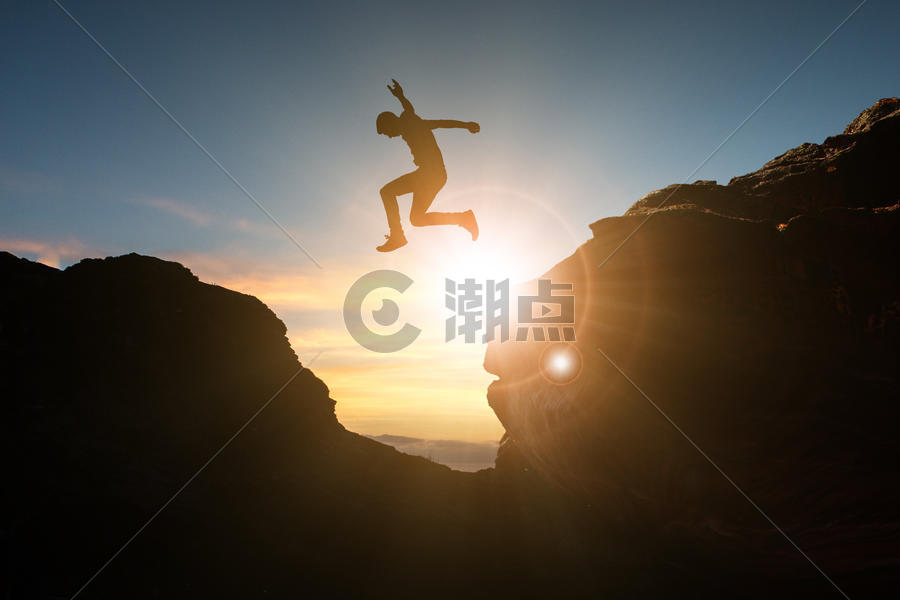 从山峰上跳跃的男人图片素材免费下载