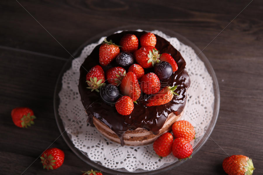 巧克力淋面草莓蛋糕图片素材免费下载