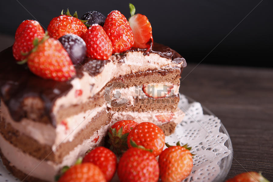 巧克力淋面草莓蛋糕图片素材免费下载