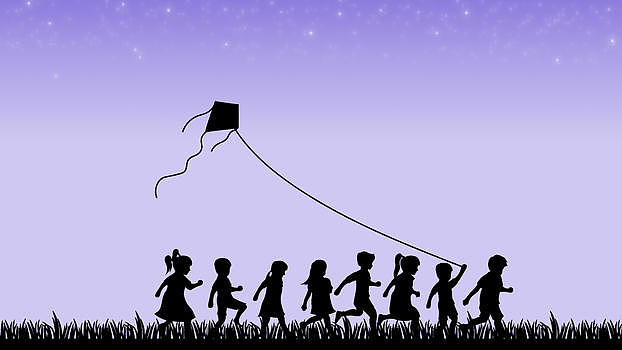 剪影-傍晚星空下放风筝的儿童图片素材免费下载