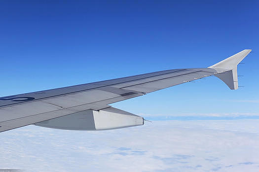 飞行在蓝天中的客机机翼图片素材免费下载