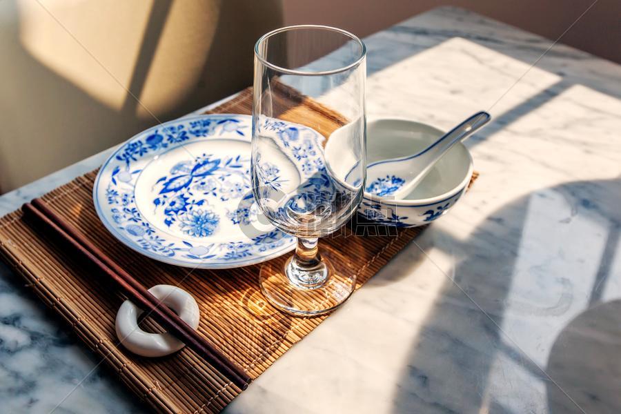 青花瓷餐具图片素材免费下载